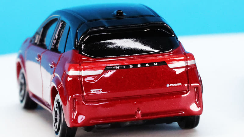 リアには“NISSAN”・“AURA”・“e-POWER”のロゴをプリント