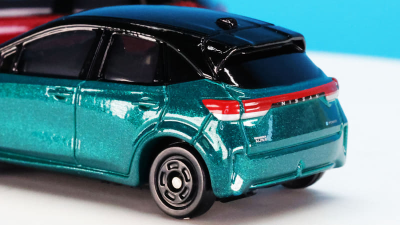 ルーフのリアエンドにはエアロが確認できます