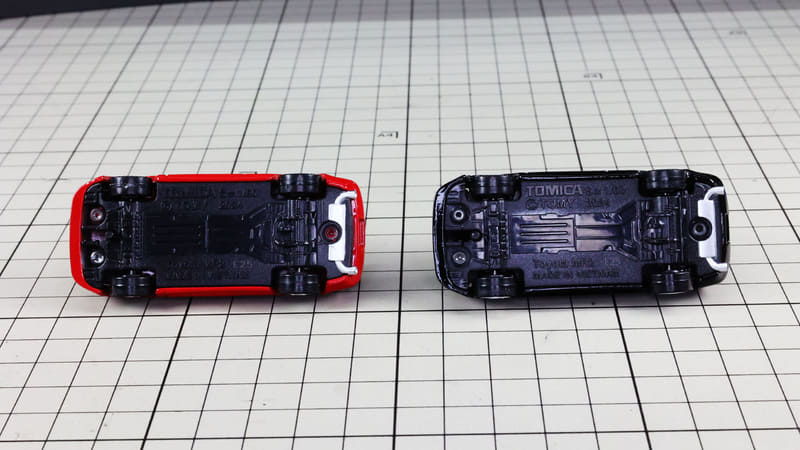 シャーシ：MRの特徴的なレイアウトを表現、マフラーも塗装されています