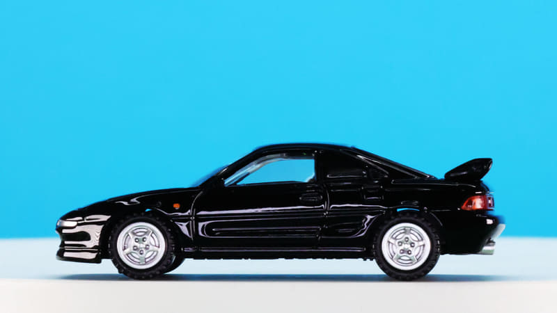 サイドから見ると一般的なスポーツカーに見えますが……