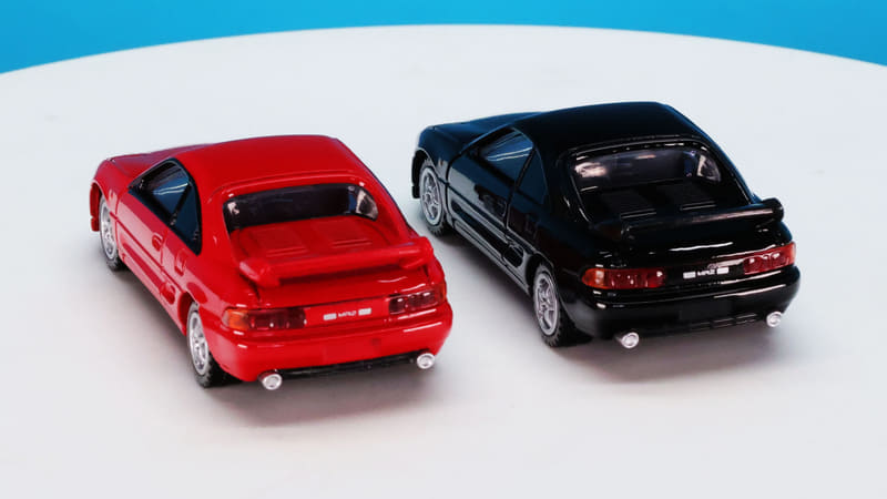 ドライバーの後ろにエンジンフードがあります