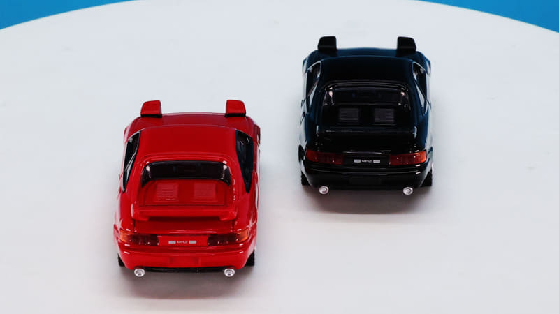 リア側から見てもリトラクタブルライトの存在感があります