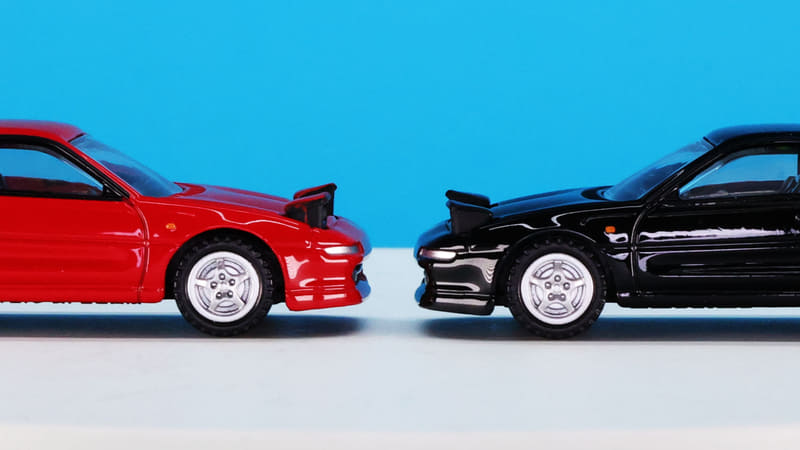 実車の5本スポークのホイールを精密に再現しています