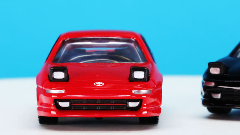 フロントにはトヨタのロゴをプリント、灯火類は塗装で表現しています