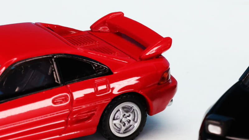 V型の大型リアウイングを再現しています