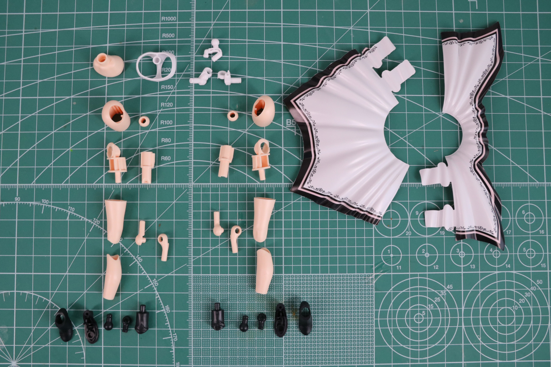 腰回り、脚部の組み立て