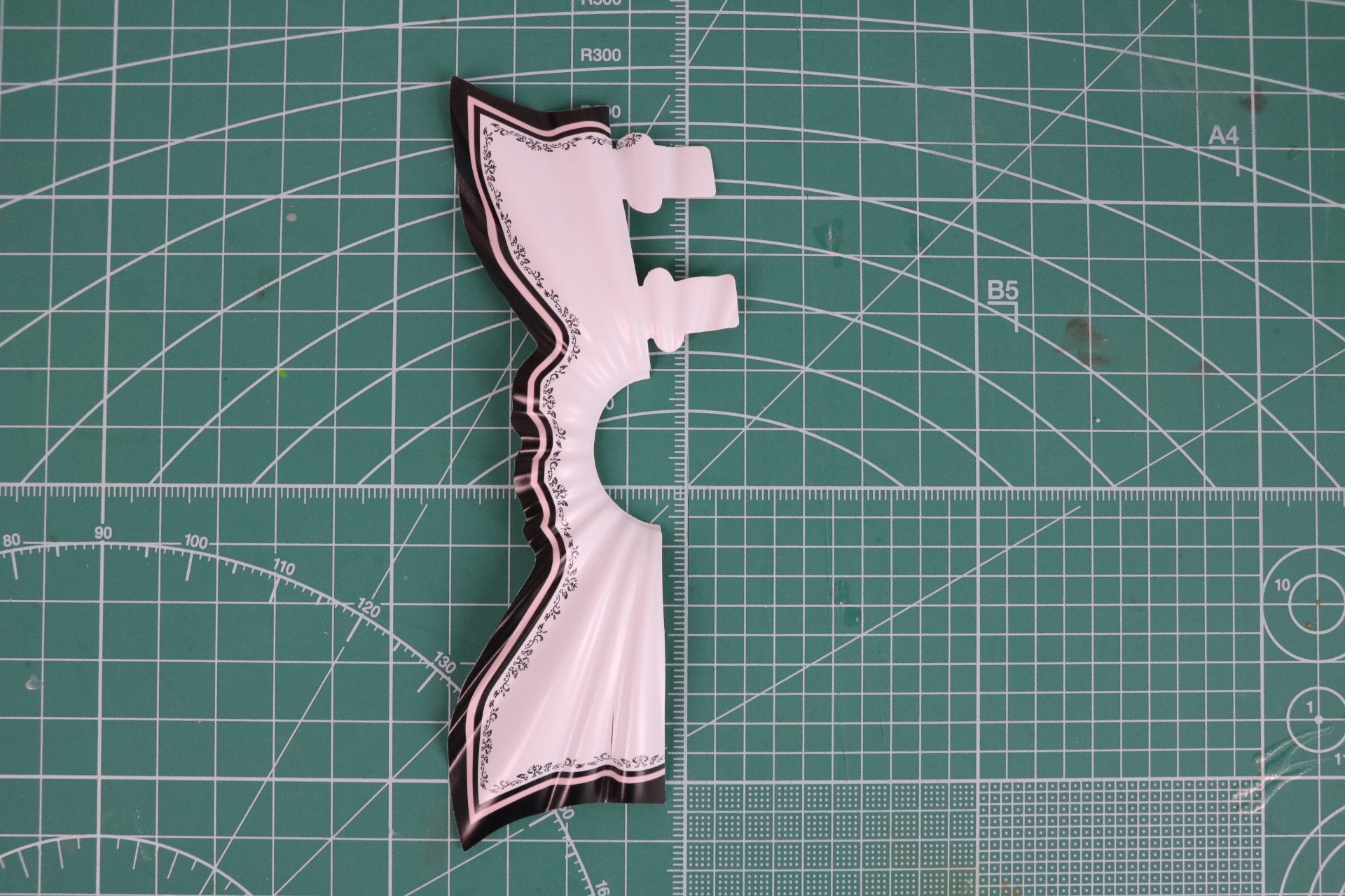 スカートのシートは内側に差し込んで円形に形成