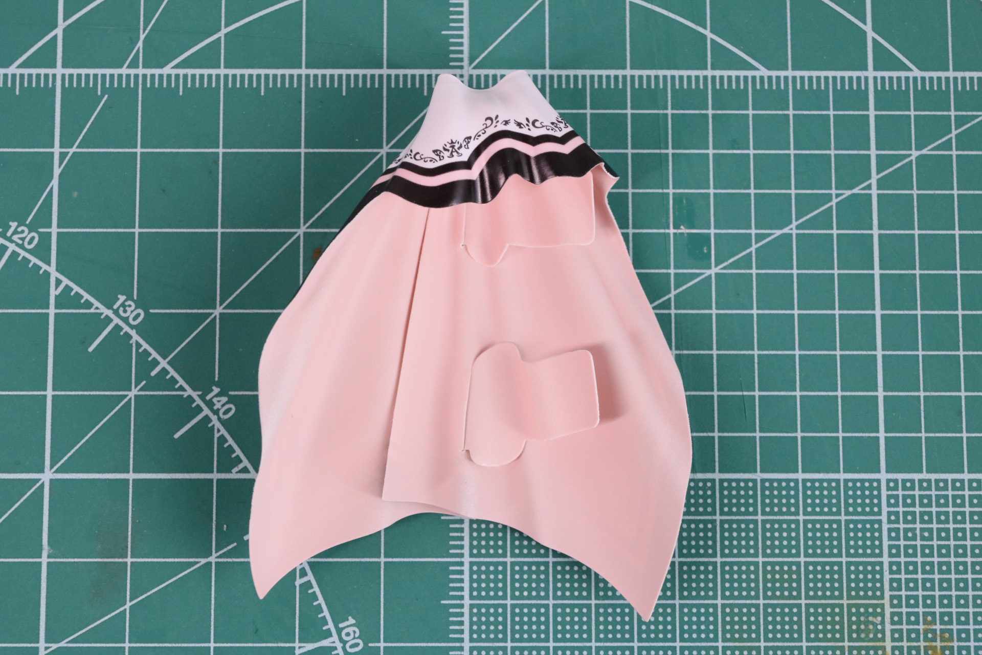 スカートのシートは内側に差し込んで円形に形成