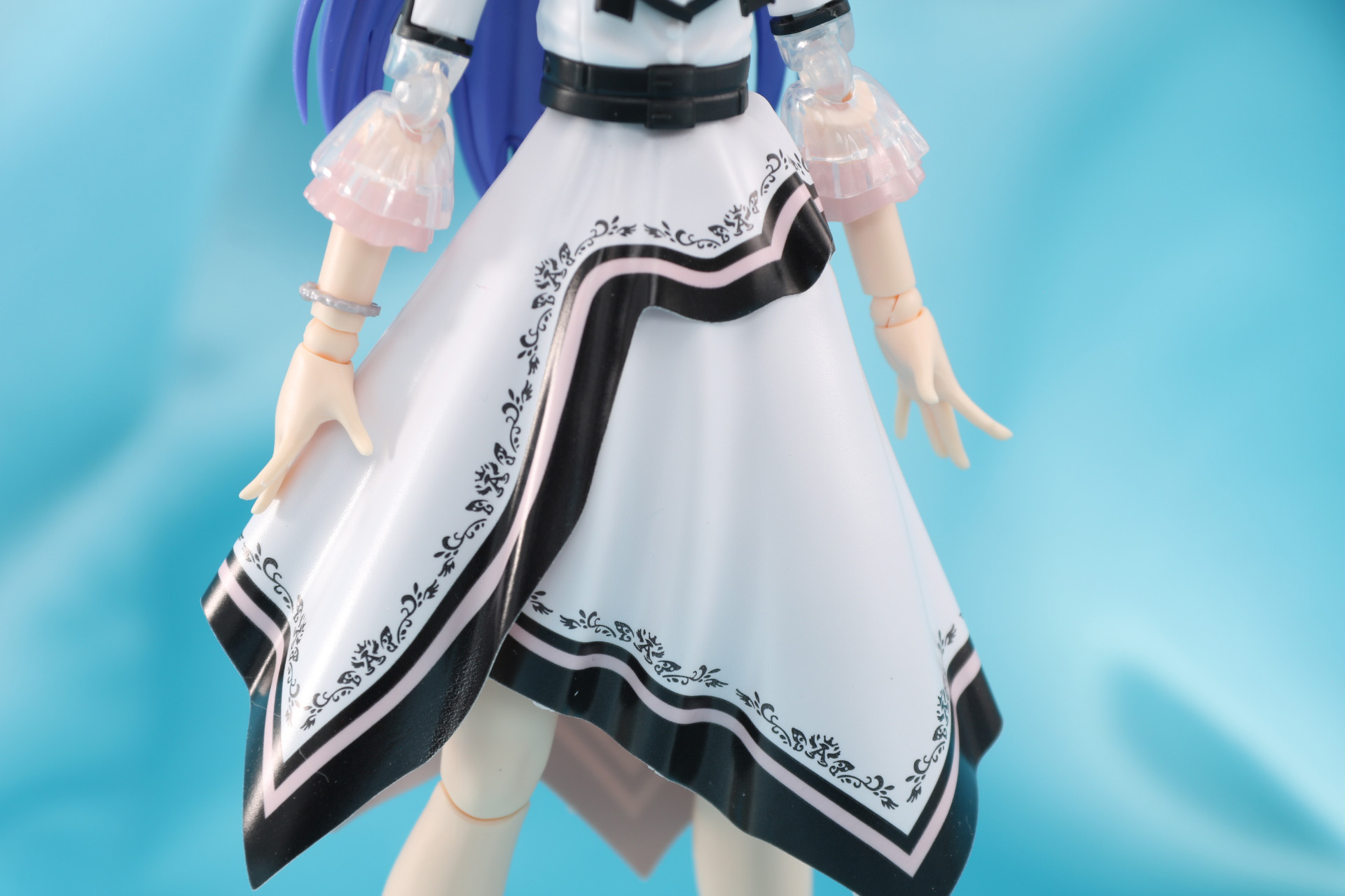 腰回り。シート素材でスカートのひだや質感のこだわりが感じられる