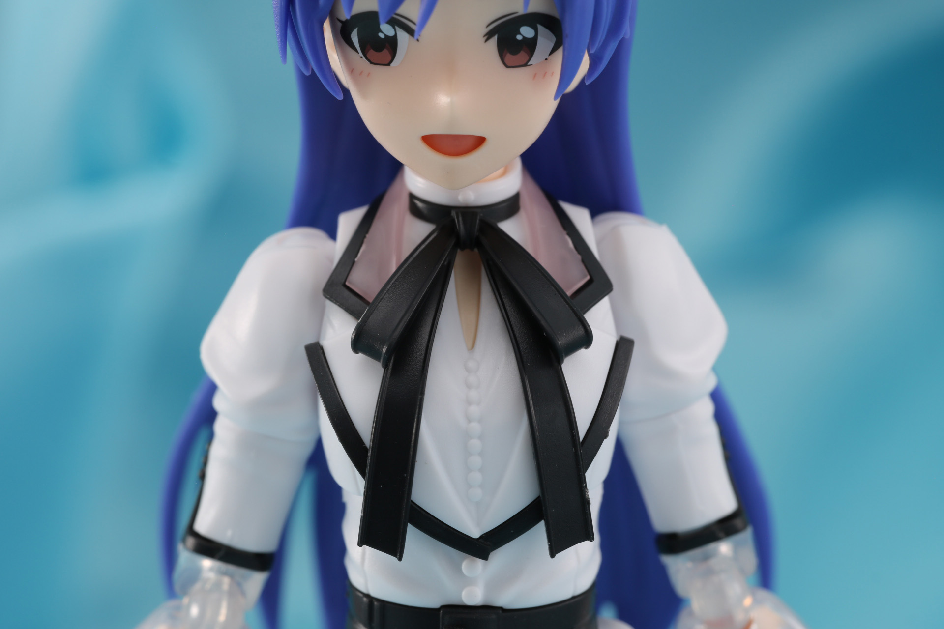 衣装のリボンやラインも成型色で色分けされている