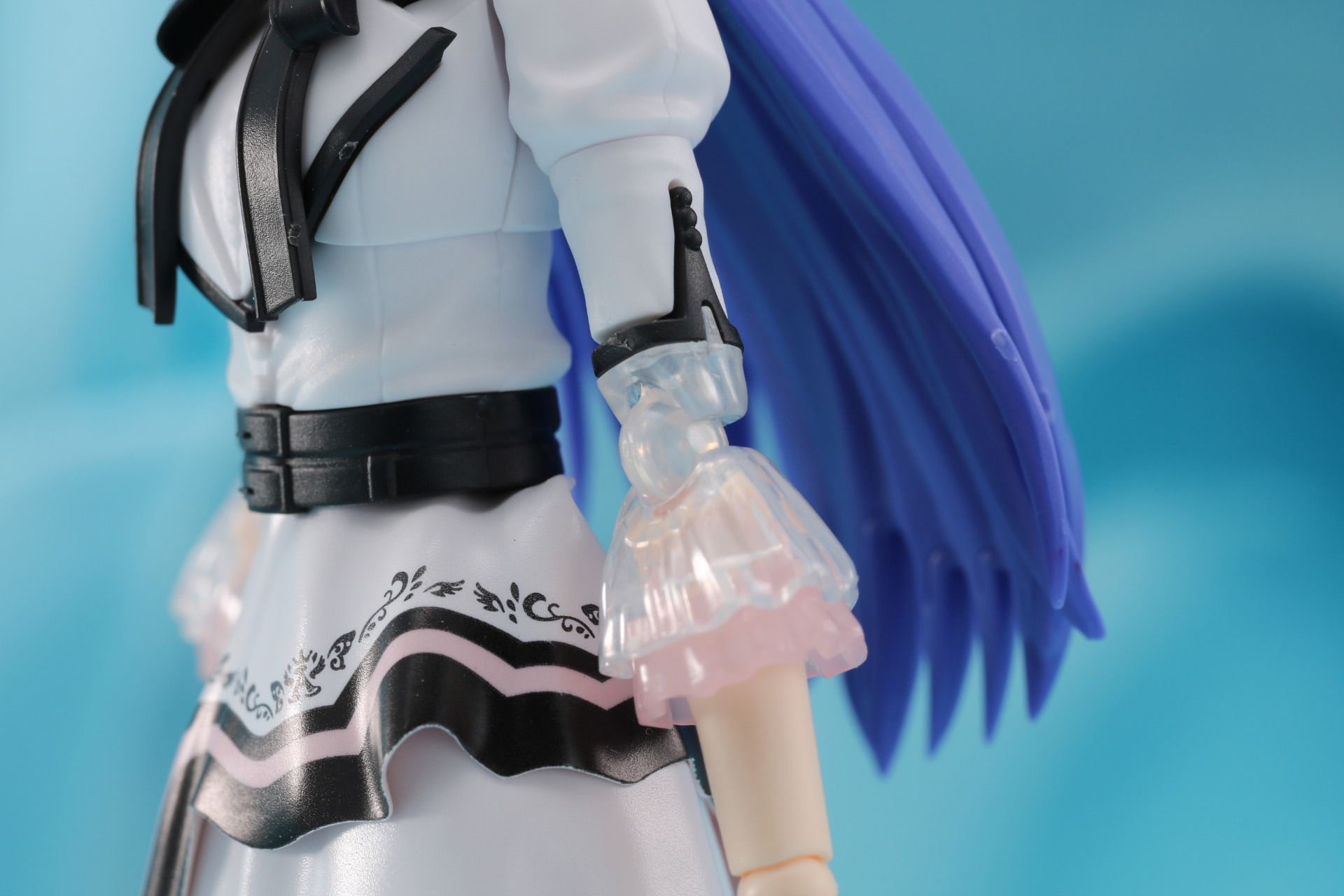 肘のフリルはクリアー成型色で透明感ある彩色