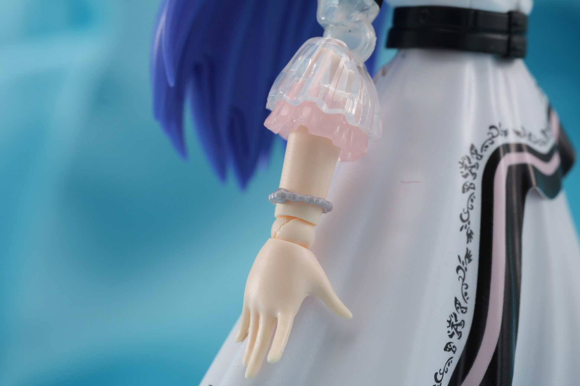 右手首にはブレスレット