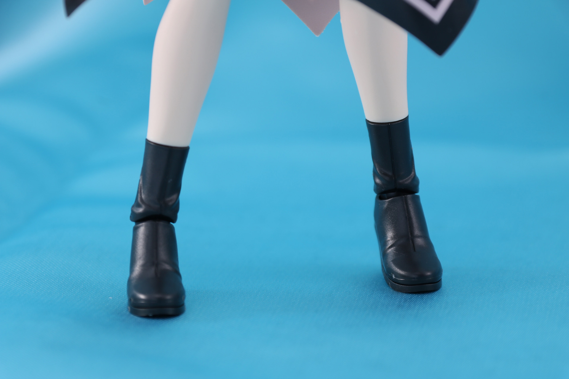 足元はショートブーツ