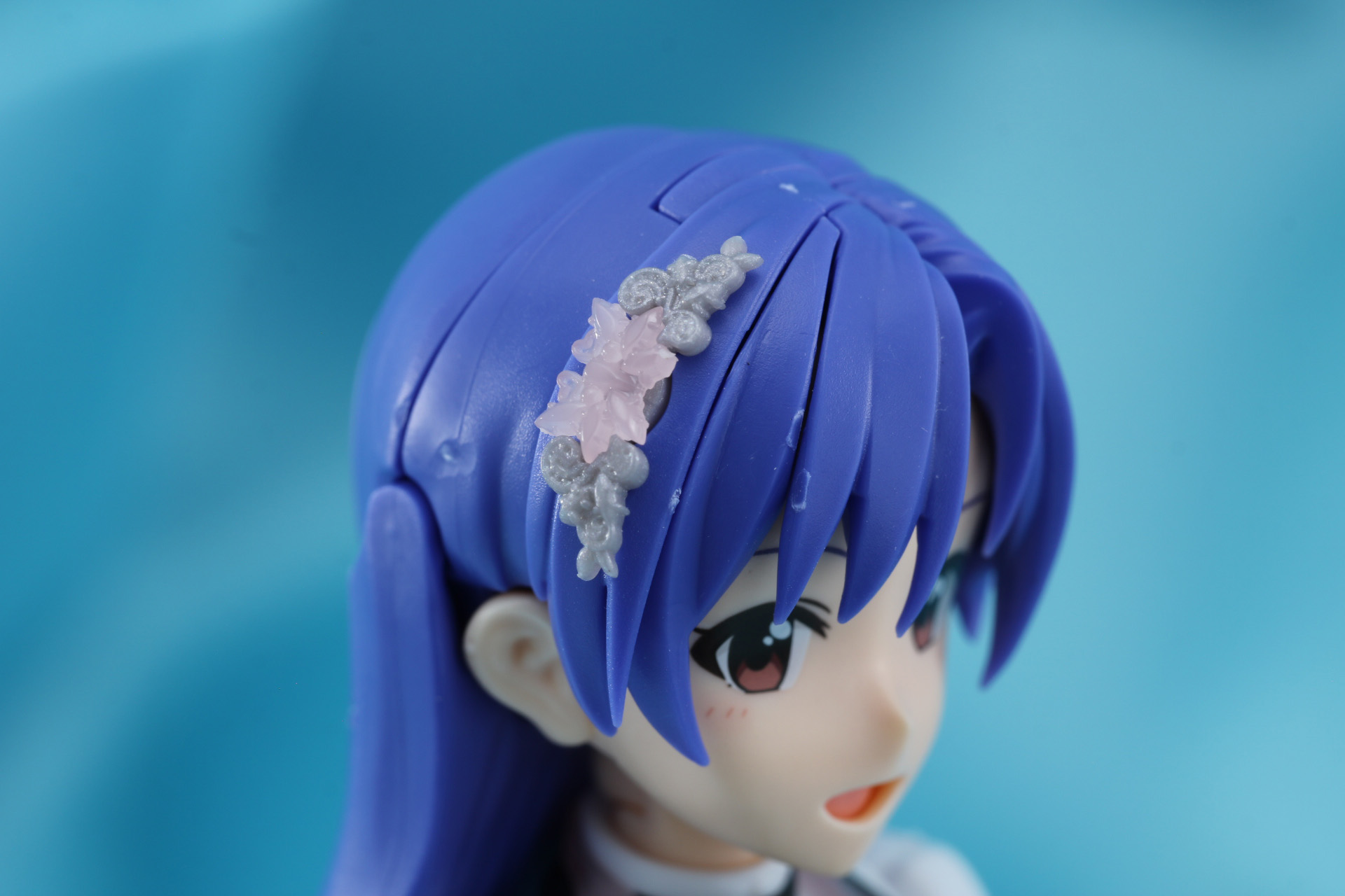 側頭部には緻密に造形された髪飾り