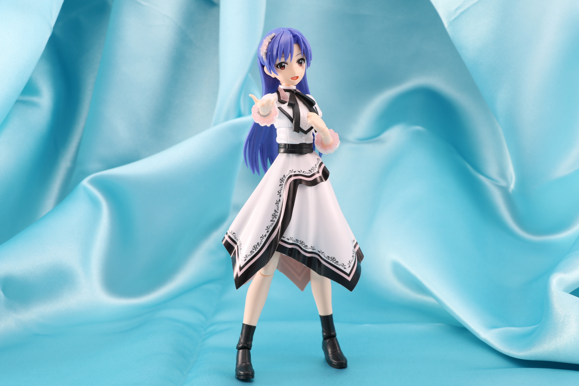 澄渡るような歌声で会場を盛り上げる