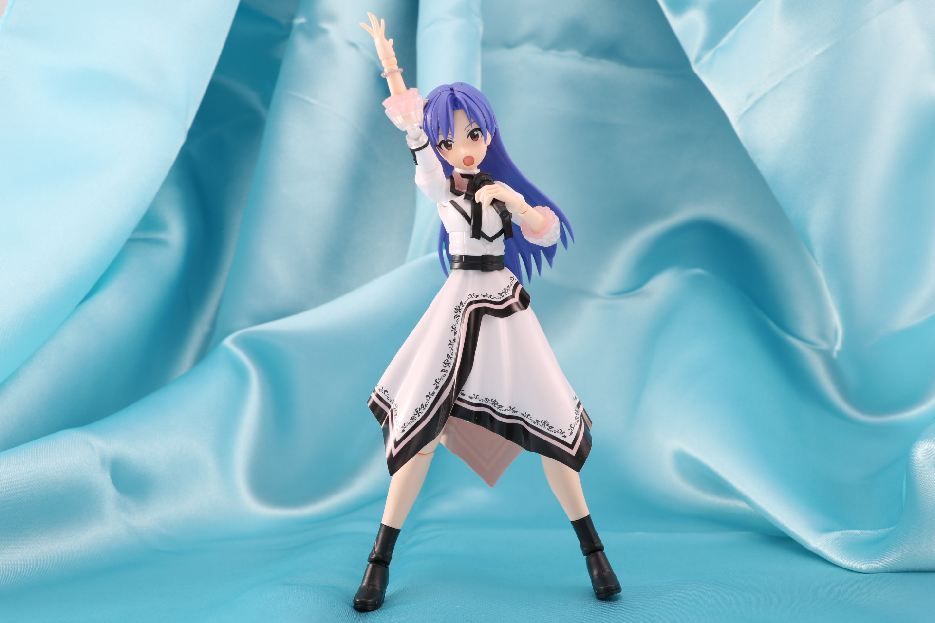 マイクを手に高らかに歌う「如月千早」