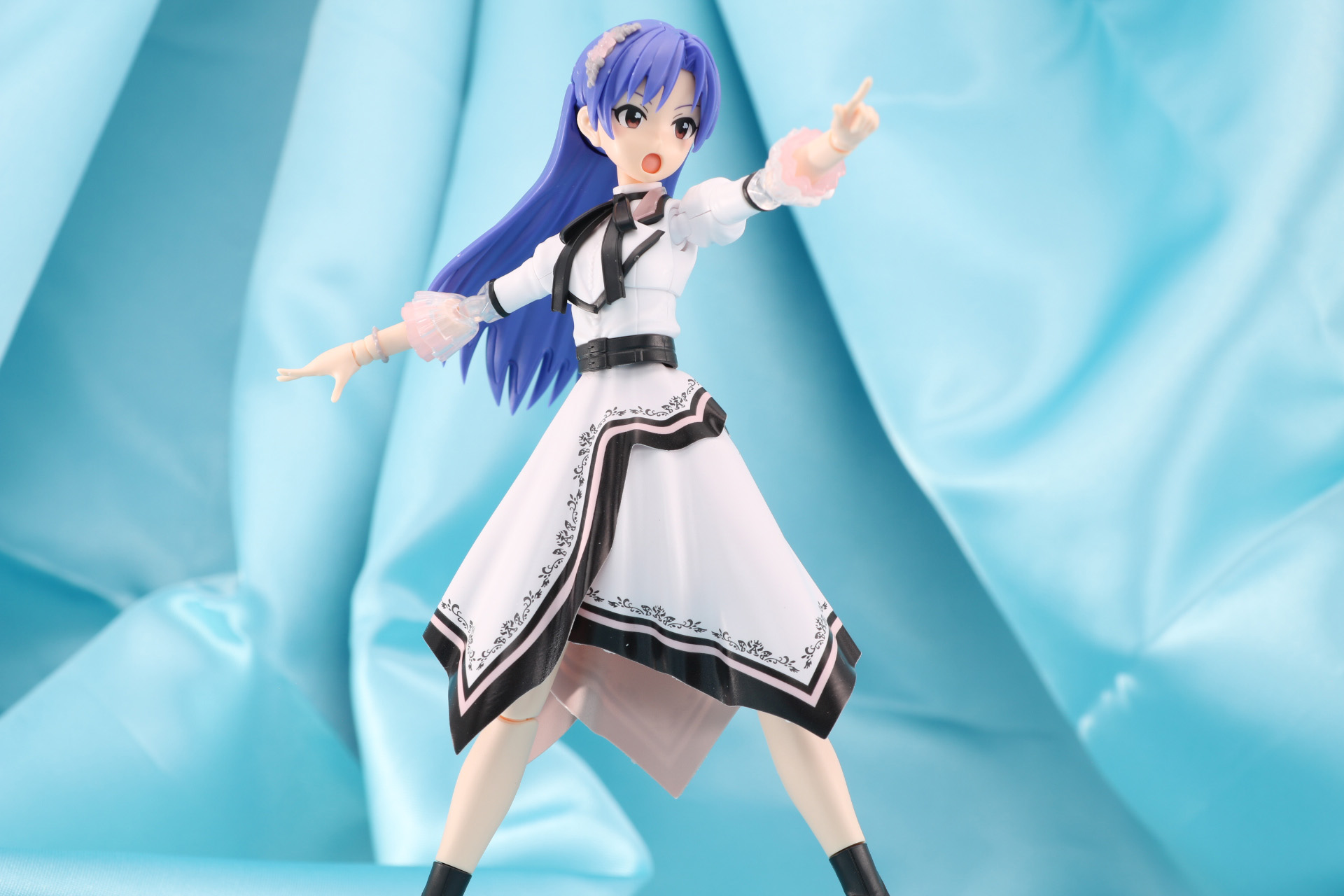 大きく手を振り、アグレッシブなパフォーマンス