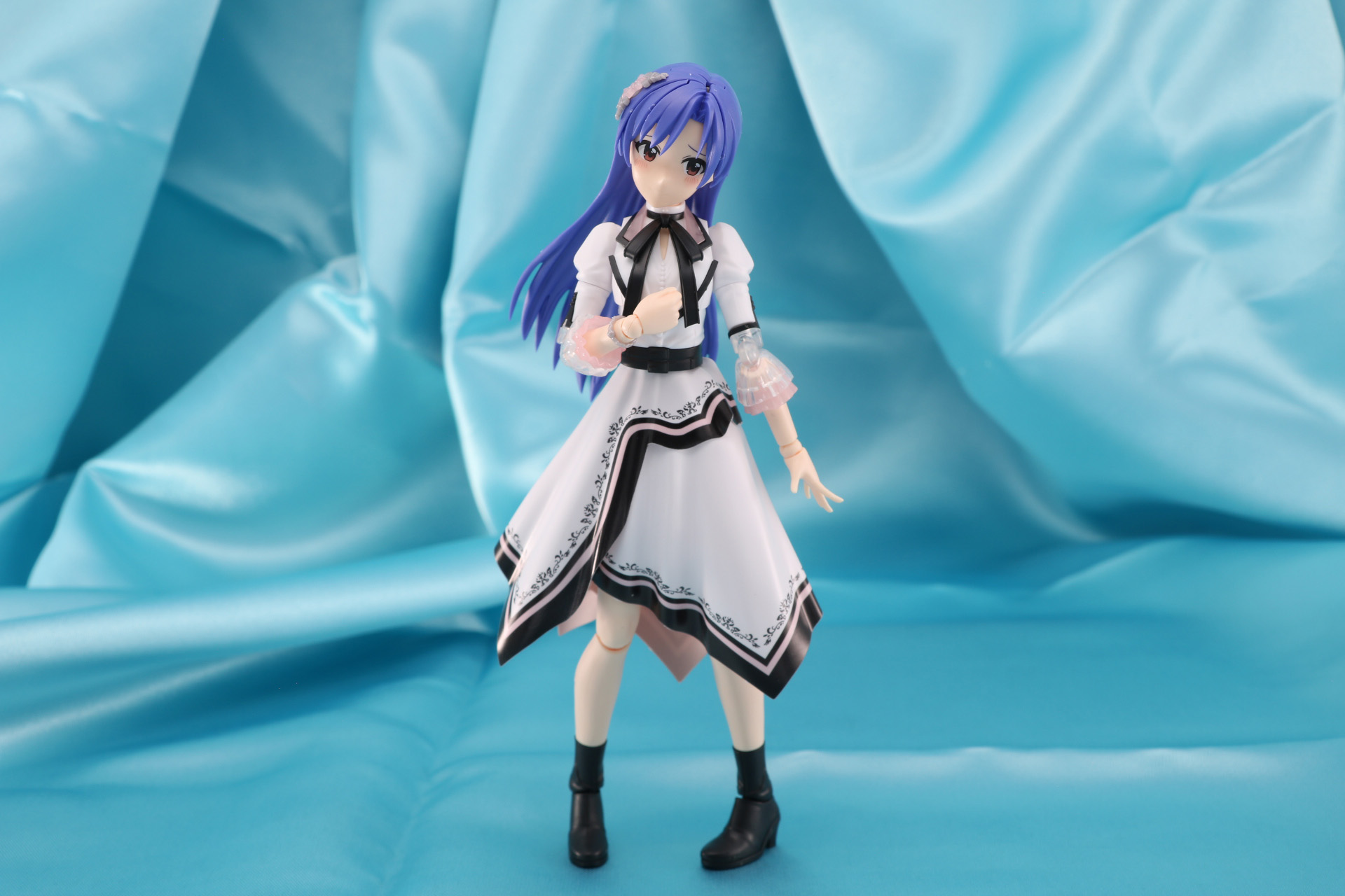 髪飾りなしのヘアスタイルで違った印象に