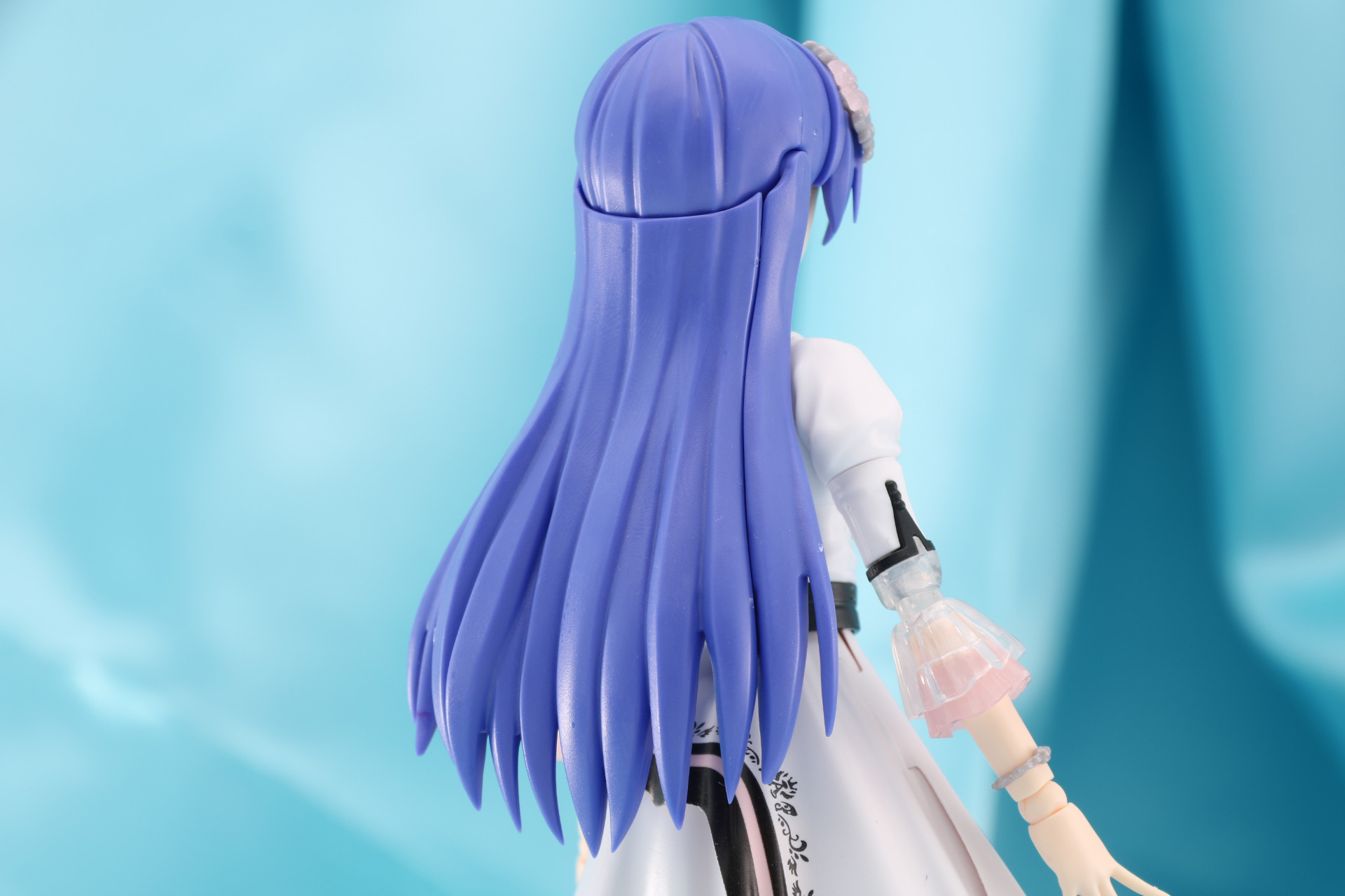 特徴的な腰まで届くロングヘア