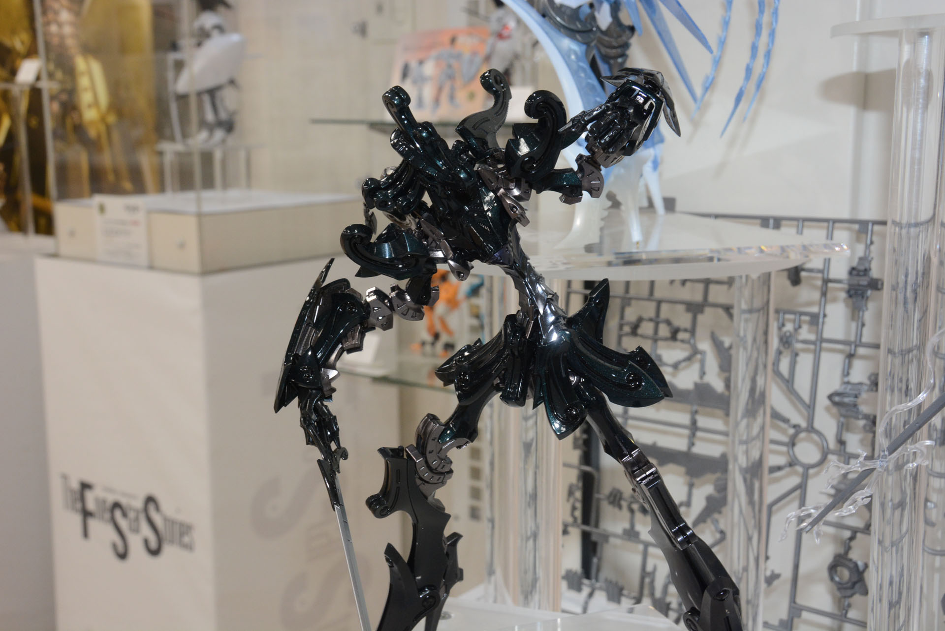 第一弾の「VSMS 1/100 ダッカス・ザ・ブラックナイト」。劇中の対決シーンを再現できる