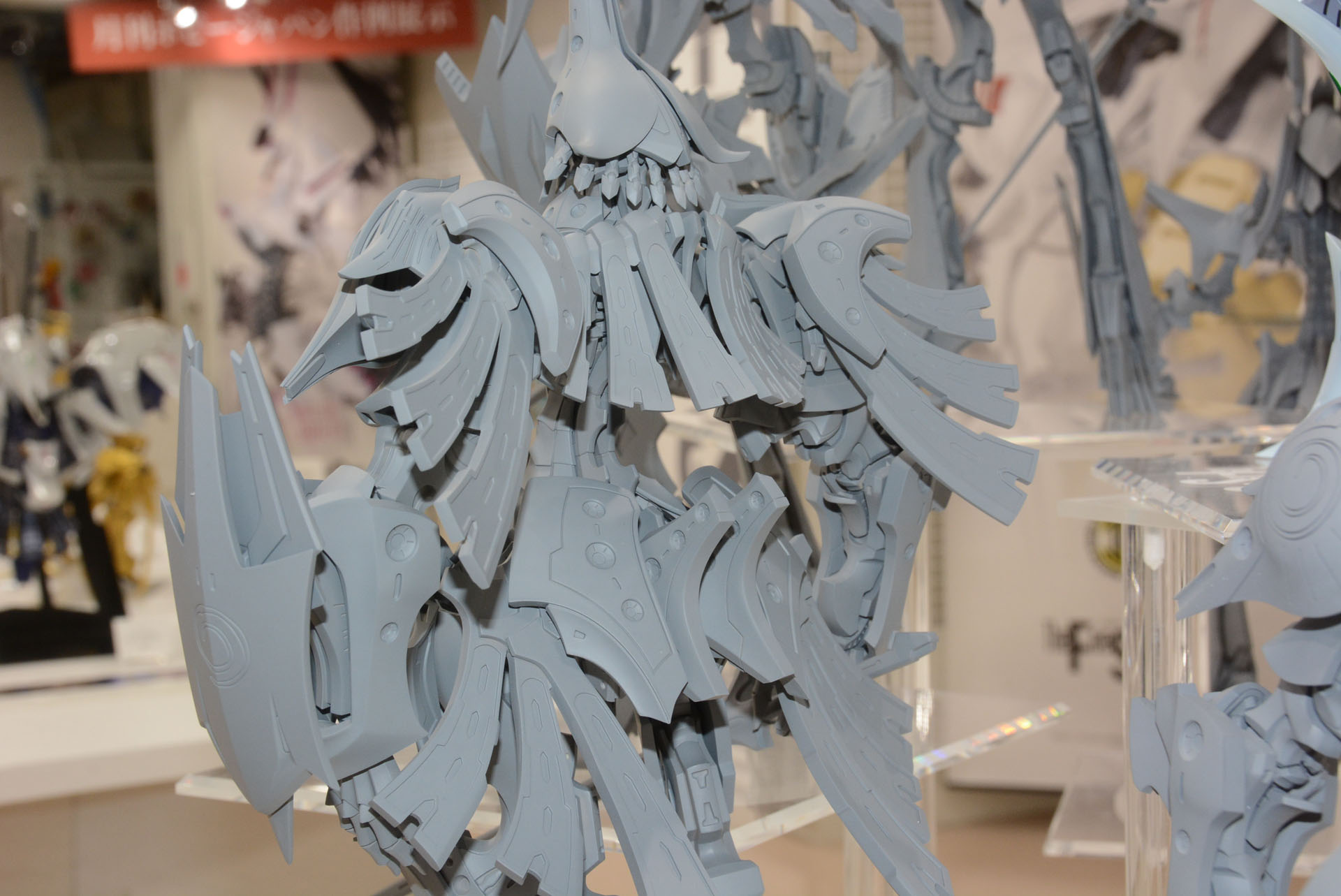 肩の背面部分の装甲形状が異なる。2つのバージョンを収録