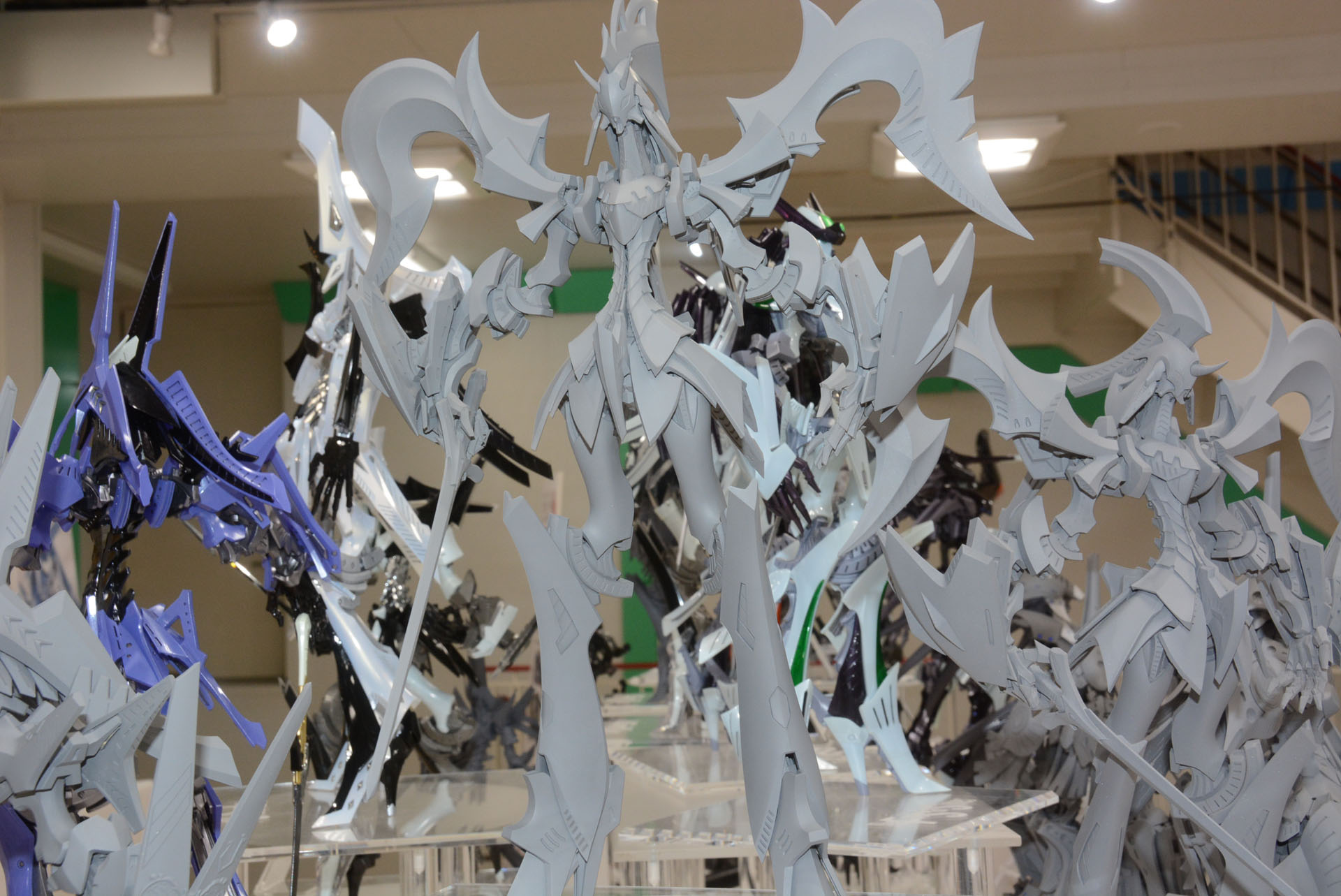 羽の生えたような肩装甲が生むシルエットが印象的だ