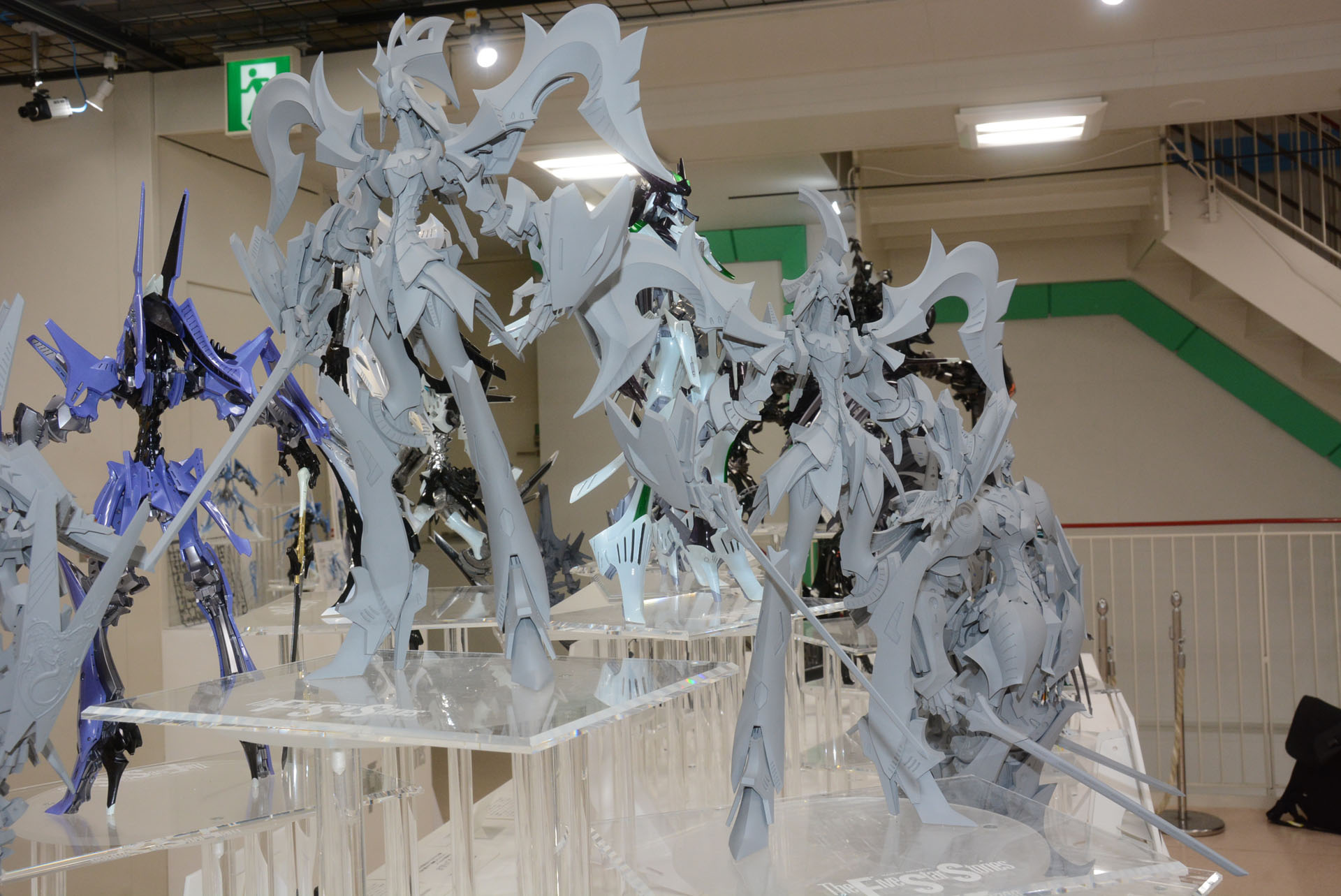 羽の生えたような肩装甲が生むシルエットが印象的だ