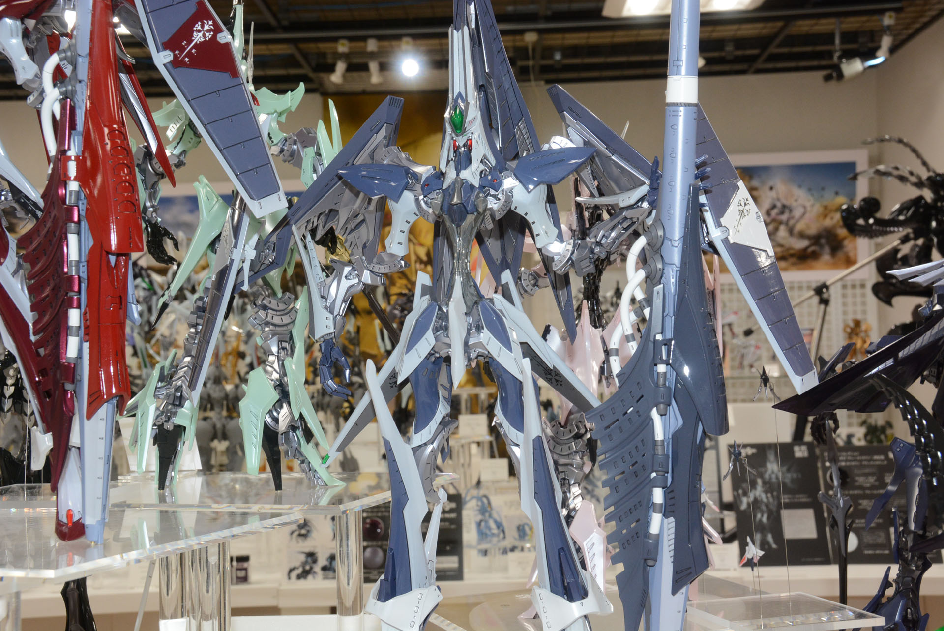 ずらりと並ぶ最新商品