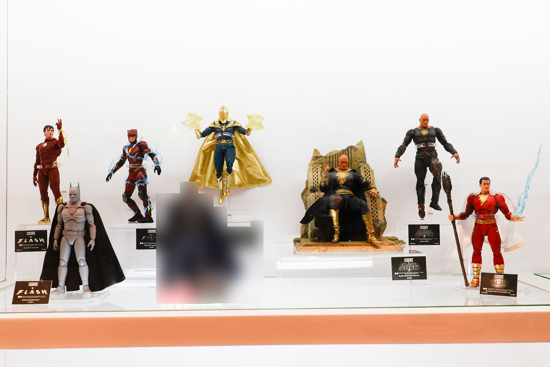 「THE FLASH（Young Barry）」と「BLACK ADAM（GOLD SUIT Ver.）」が参考展示されていた。この棚の1体は監修中につき撮影禁止アイテムとなっていた