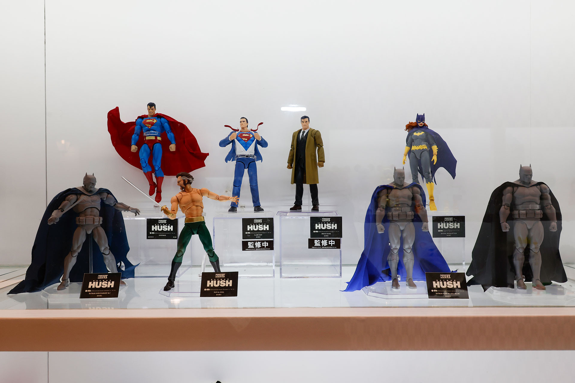こちらは新作揃い！新たに登場するのは「BATMAN HUSH（DAMAGE Ver.）」、「RA'S AL GHUL」、「BATMAN HUSH（BLACK/BLUE）」、「BATGIRL RECOLLECTION」、「BRUCE WAYNE」、「CLARK KENT」の6点