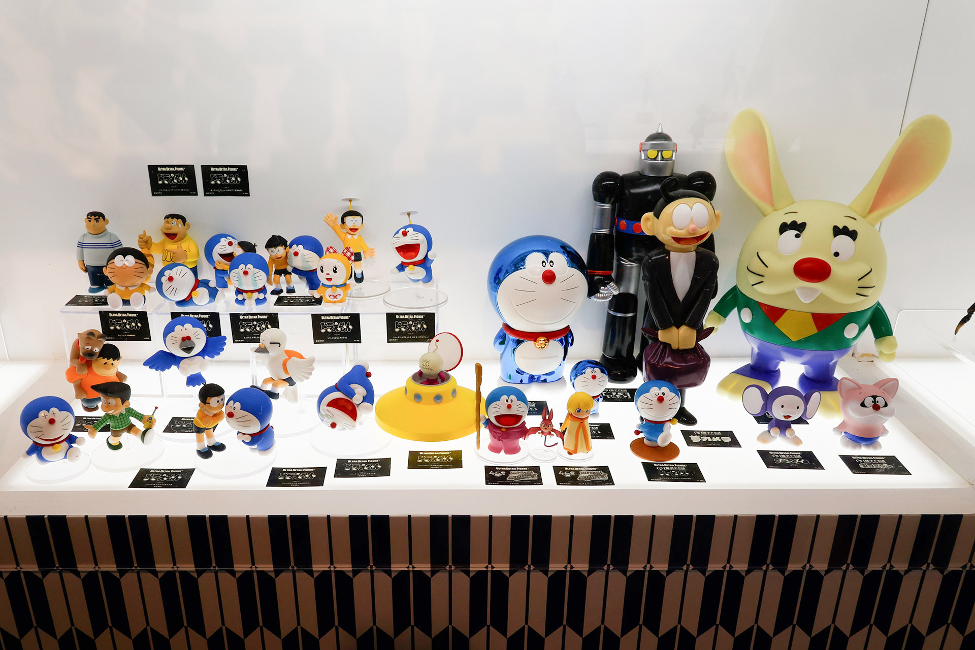 「ドラえもん」の新作として、「シリーズ16 ドラえもん＆スネ夫」、「シリーズ16 ドラえもん＆のび太」、「シリーズ16 げらげらドラえもん」、「シリーズ16 ハルカ星から来たハルバル」、「シリーズ16 合体のり」が展示