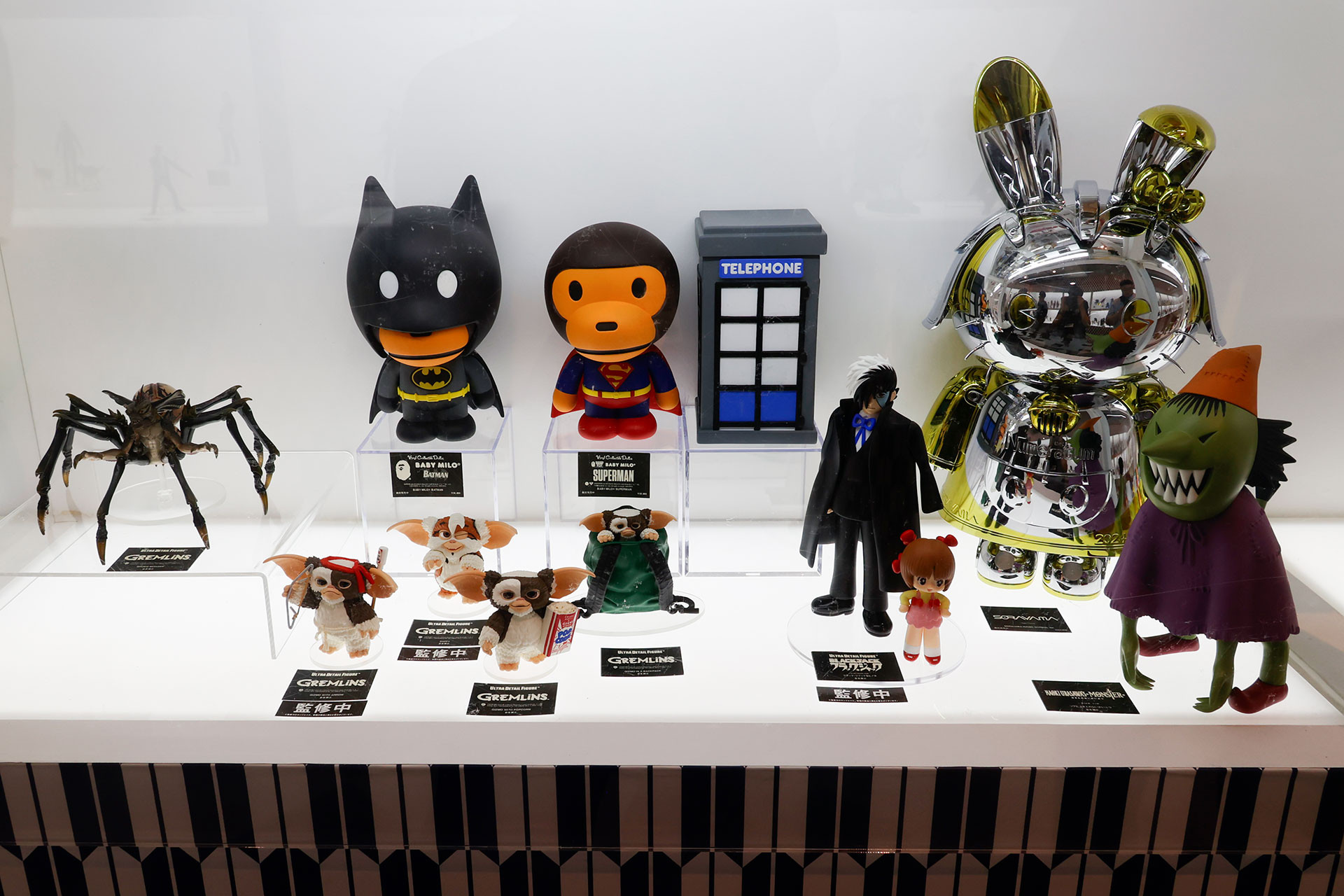 映画「グレムリン」から「SPIDER MOHAWK」と「GIZMO WITH ARROW」、「GIZMO WITH POPCORN」、「DAFFY」、「GIZMO IN A BACKPACK」の5種類が登場。また、「ブラック・ジャック＆ピノコ」や「ソフビ なまえのないかいぶつ」も新作として展示されていた