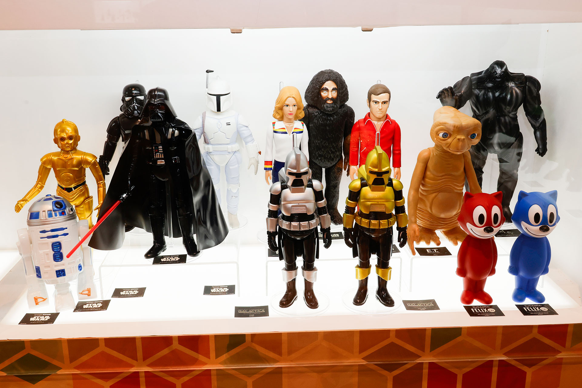 「MINI FELIX THE CAT」が赤と青の2色で登場するほか、「Cylon（GOLD）」、「Jaime Sommers（THE BIONIC WOMAN）」、「Bigfoot（The Six Million Dollar Man）」、「E.T.」が新作として展示されていた