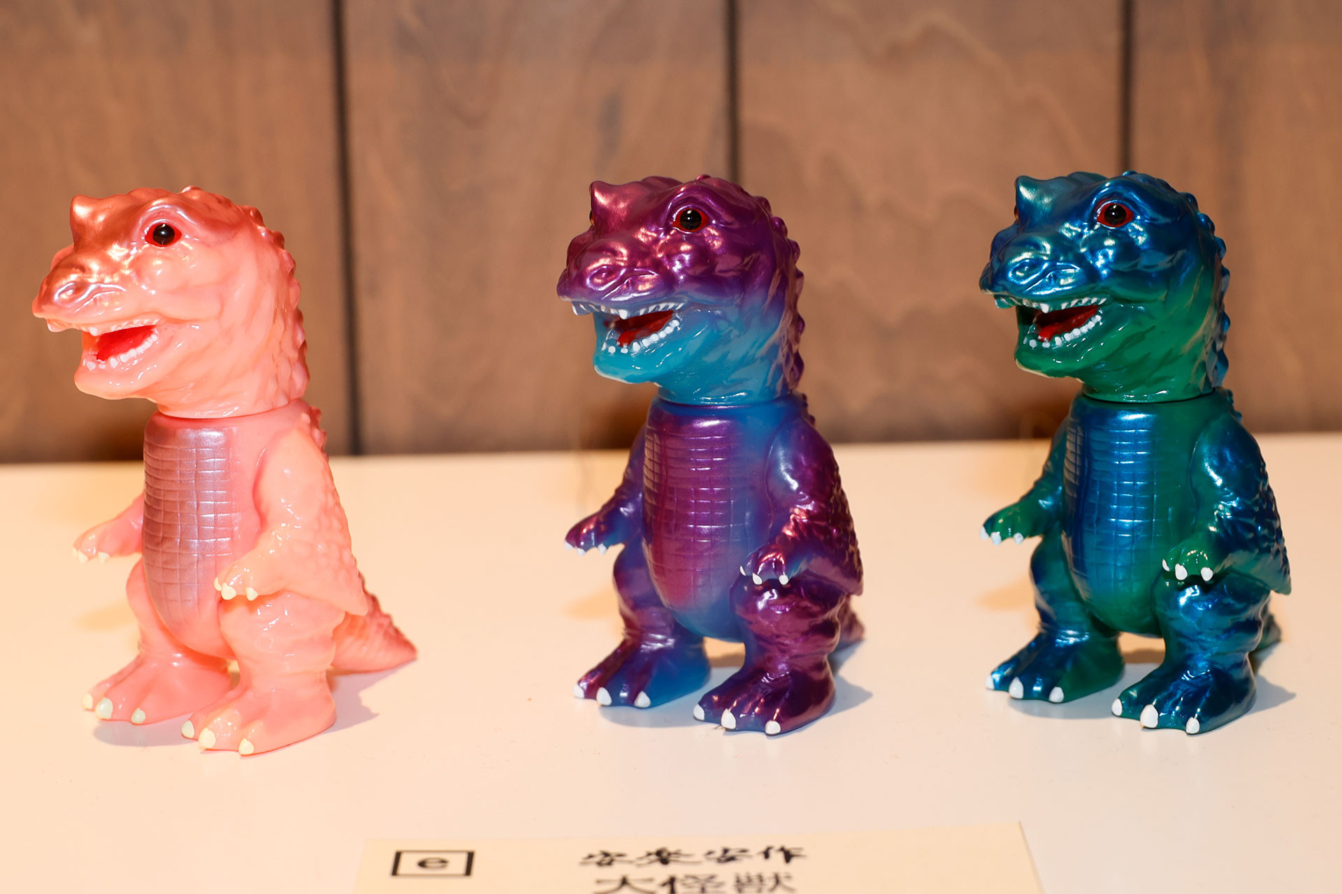 「初代ゴガメジラー（ミドルサイズ） ピンク／ブルー／グリーン」で価格は各8,800円