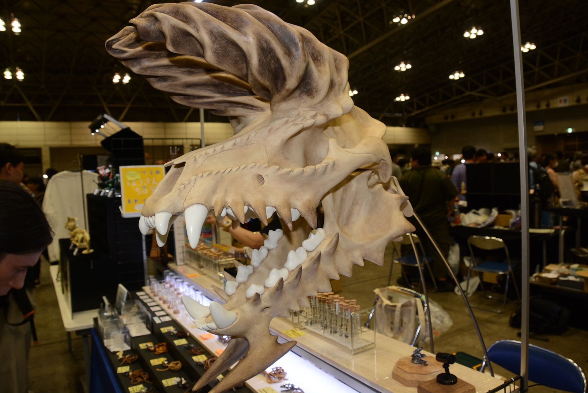 巨大な頭蓋骨、「モンハン」の「ジンオウガ」の頭蓋骨を独自の解釈でデザインしたもの。その考証は恐竜研究の知識が活かされているという