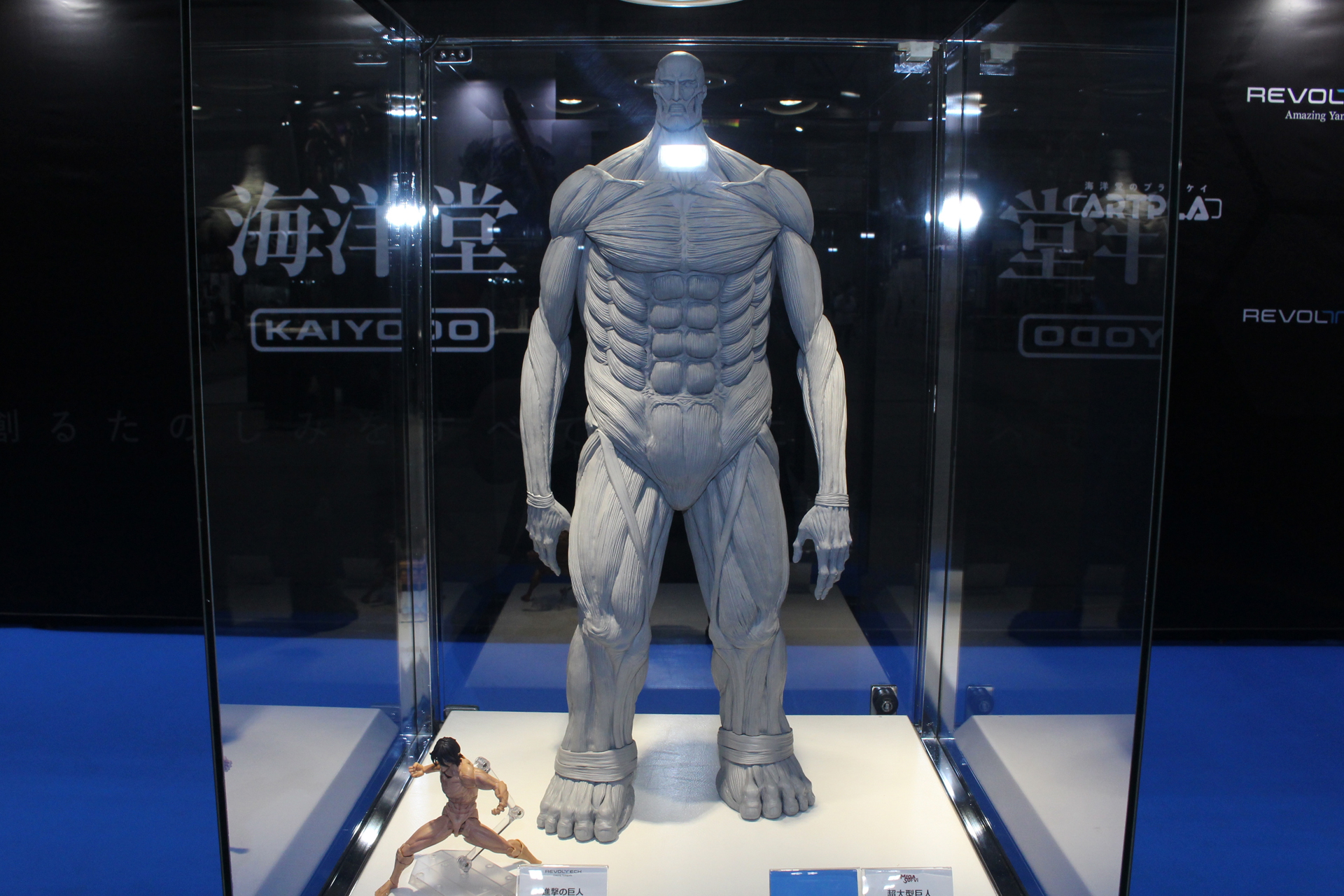 「メガソフビ 超大型巨人」。発売日、価格未定