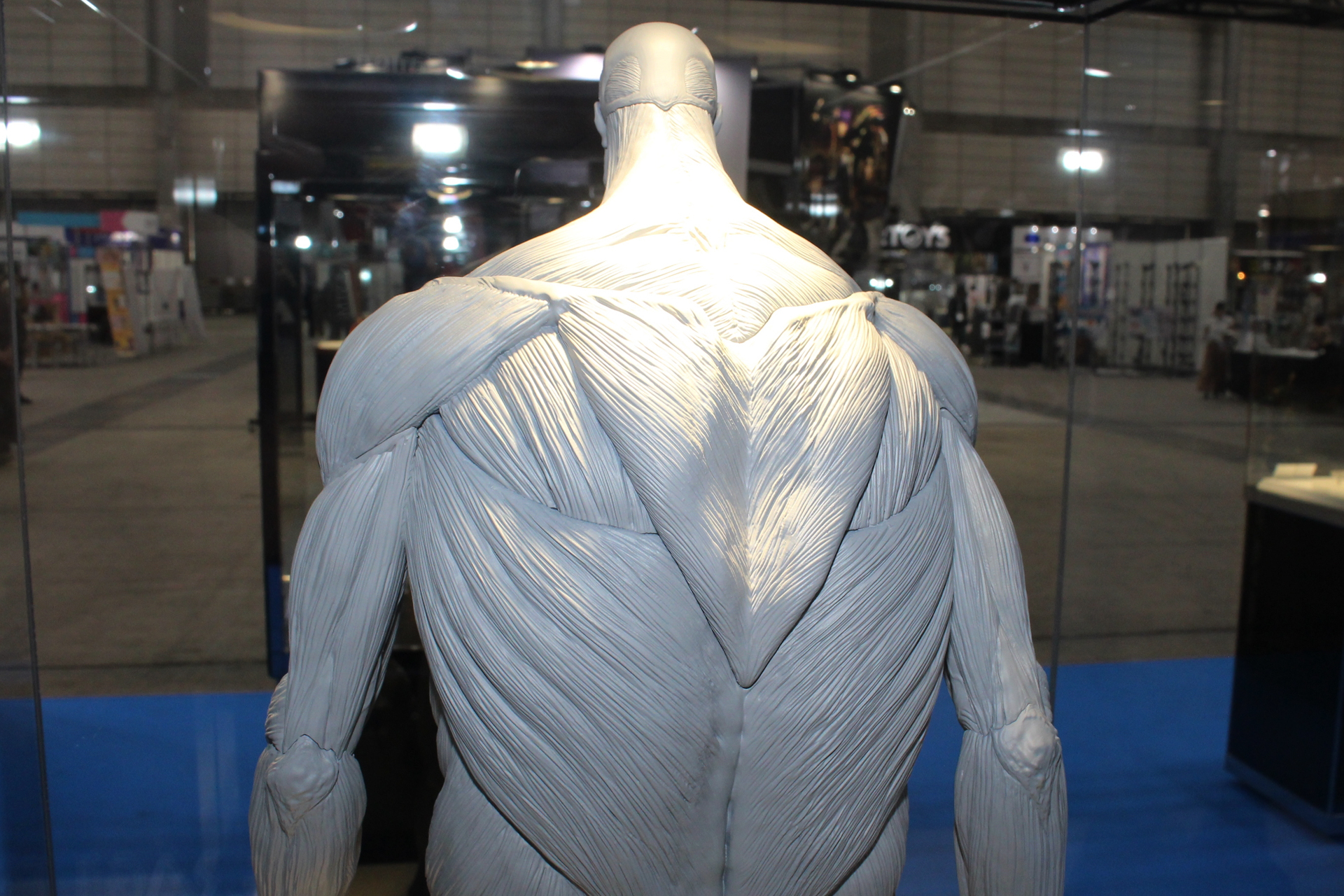 原型は松村しのぶ氏。動物や恐竜の造形が得意な同氏による巨人の造形は楽しみなところ