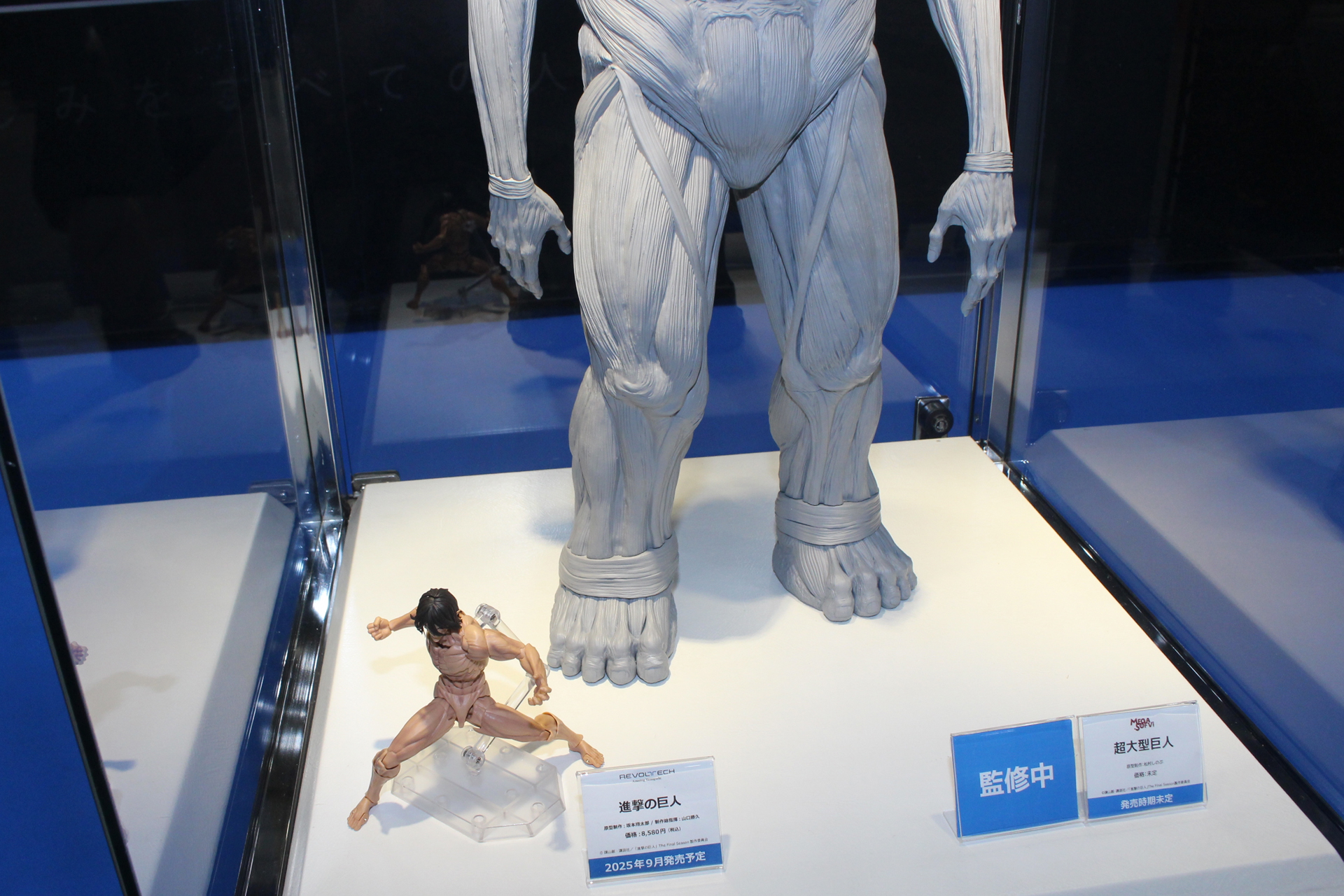 左下に見えるのが「アメイジング・ヤマグチ 進撃の巨人」。これから発売される巨人達と同スケールとのことだ