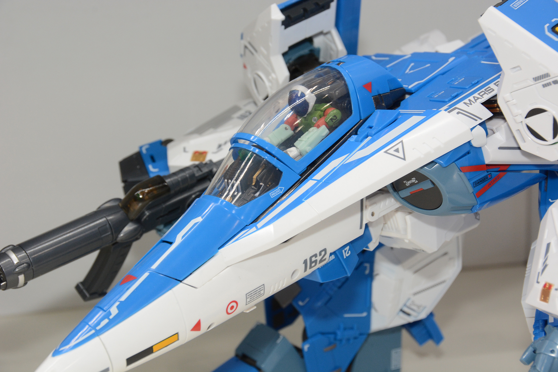 フィギュアをコクピットに乗せられる。パイロットスーツはそのままモスピーダのスーツとなる点に注目したい