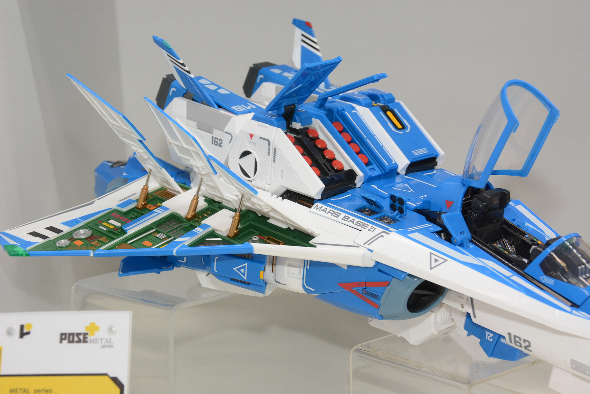 各部ハッチが展開、メカニカルな演出が楽しい