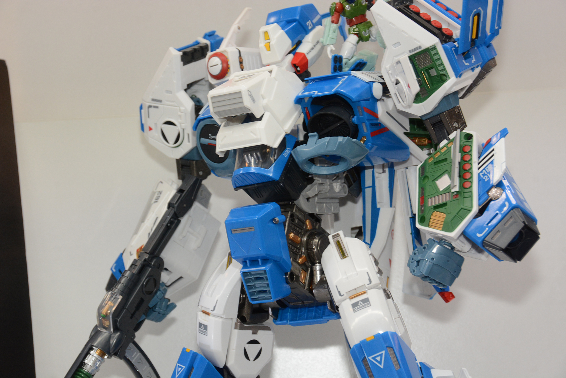 股関節、足部分などに金属パーツを多用