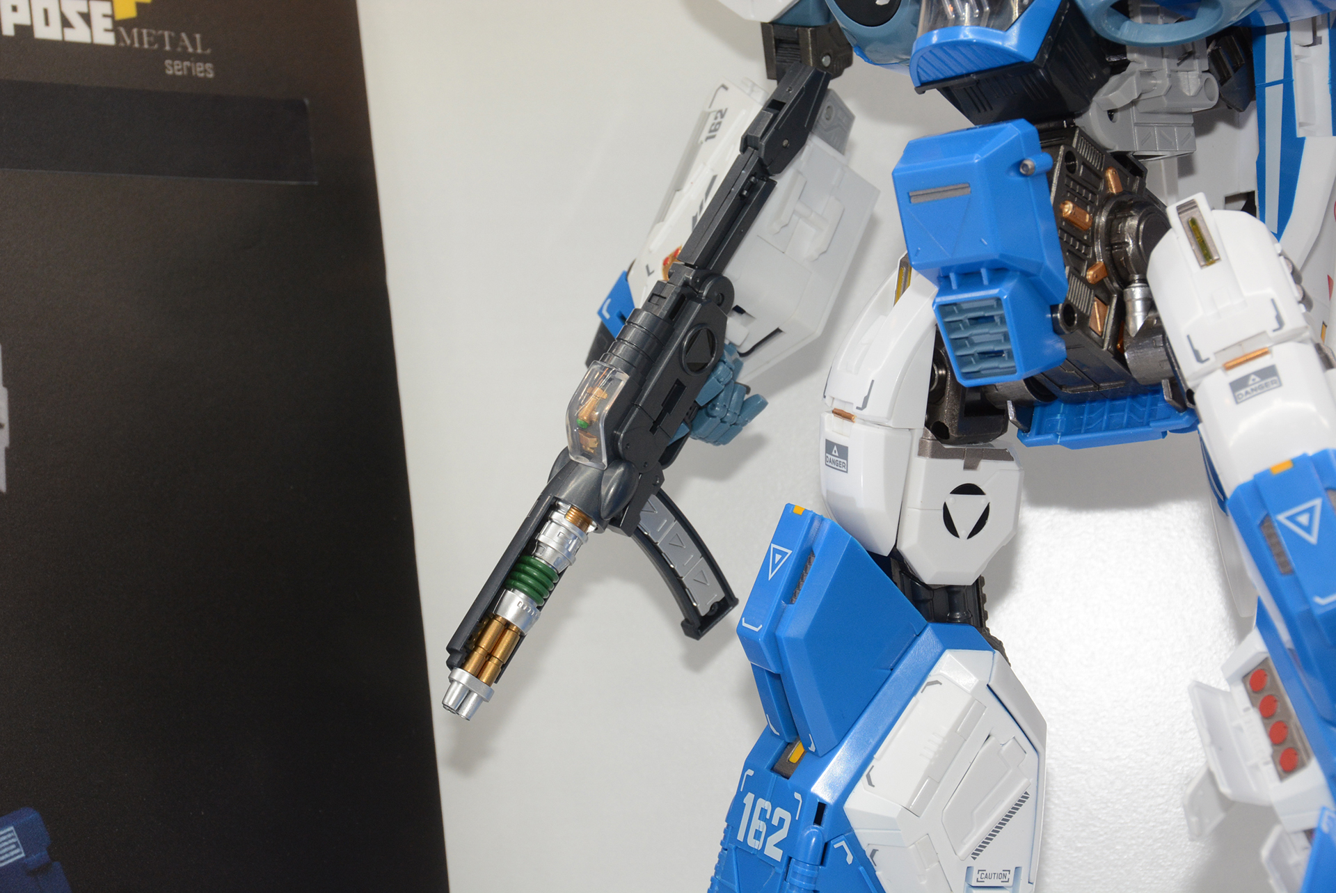 銃はLEDのスイッチとなっている