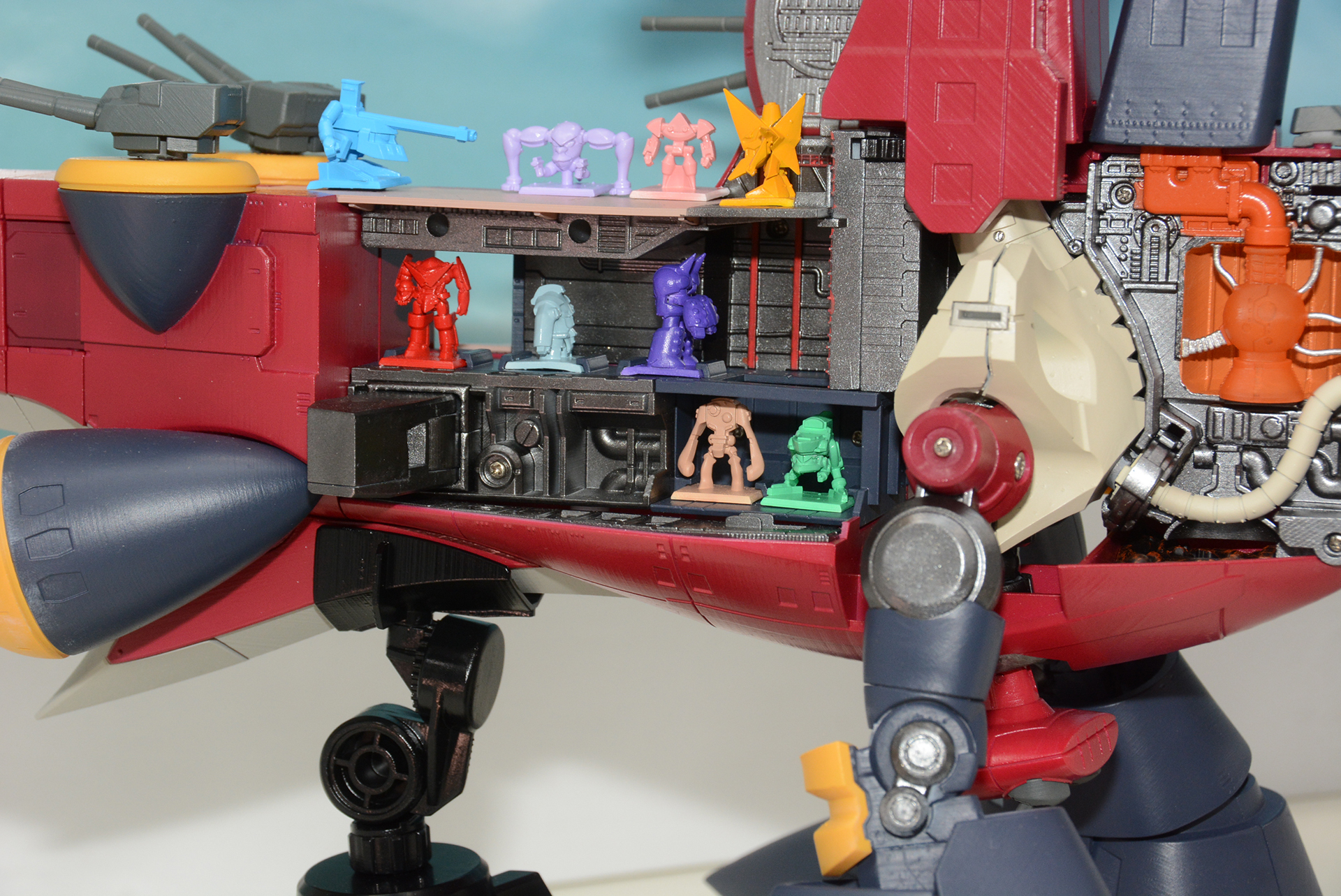 内部に大グレン団のメンバーが乗るガンメンを再現したミニフィギュアを収納可能