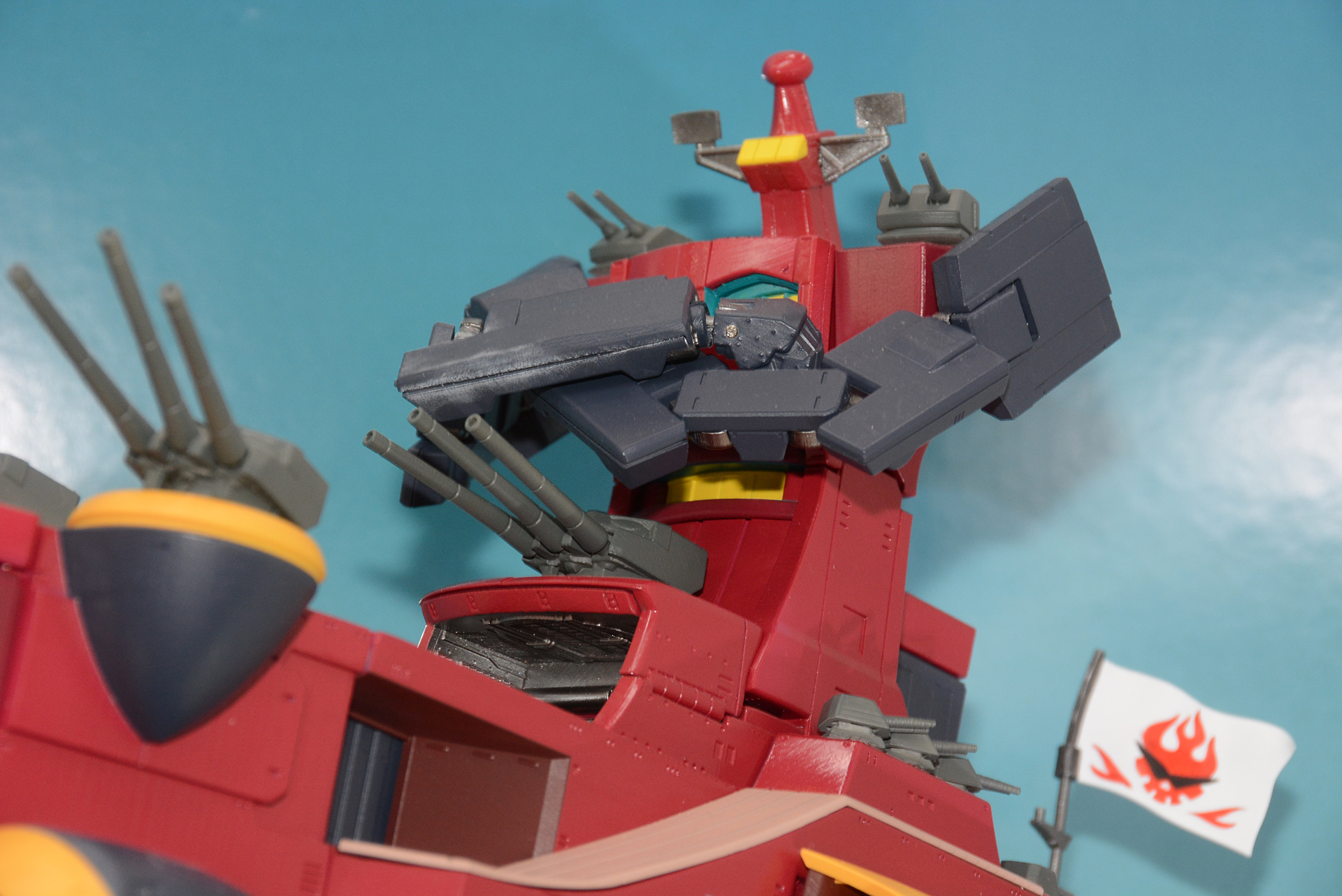 腕組みもできるフレキシブルな腕部