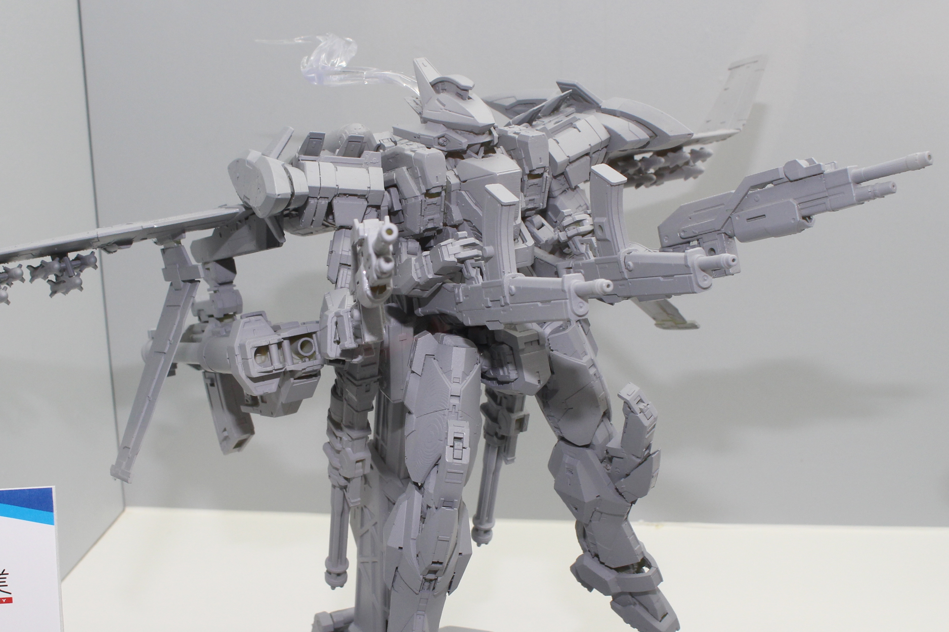 武装やディスプレイベース、そして密度の高いコクピット内の再現も凄い