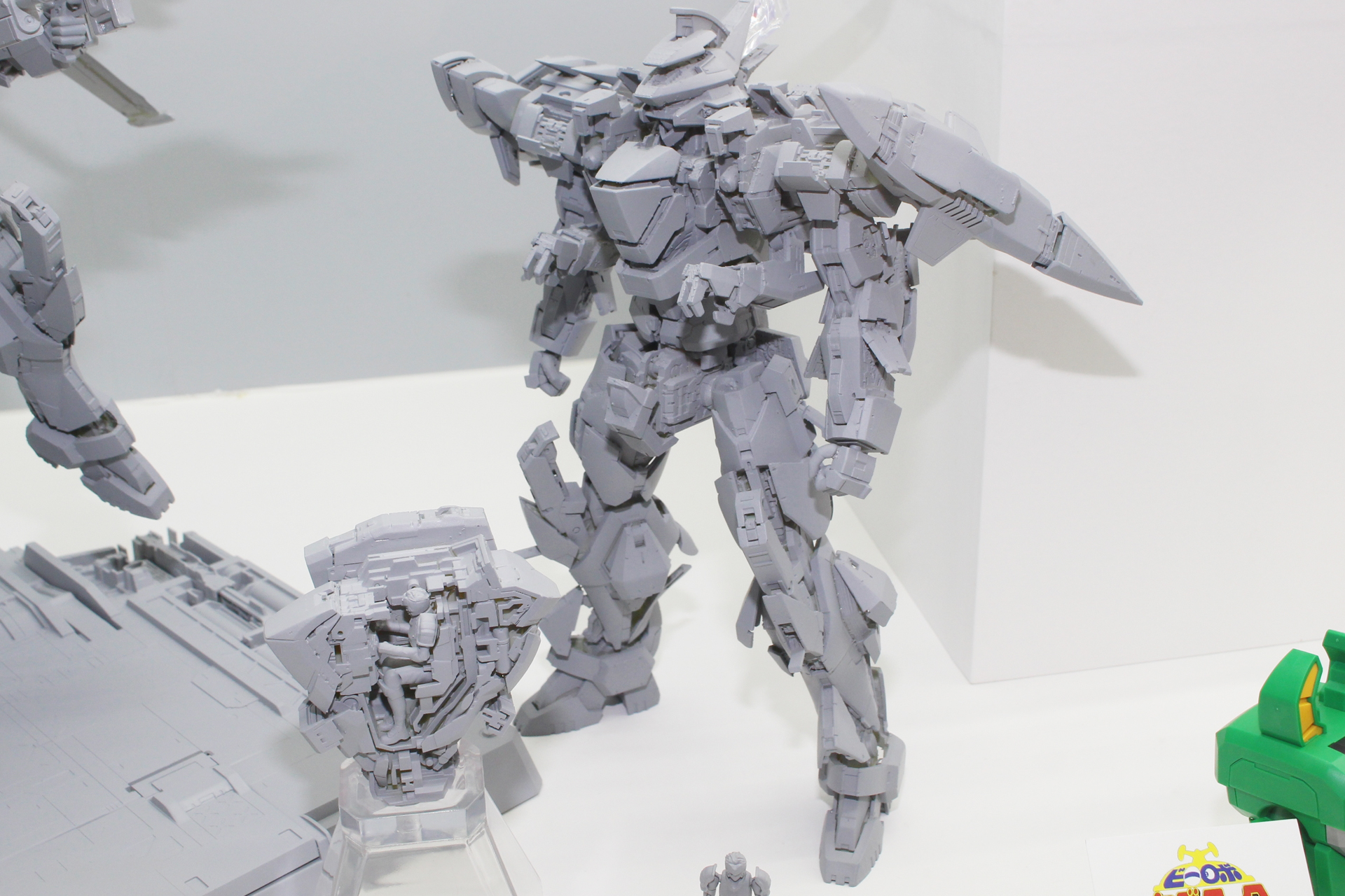 武装やディスプレイベース、そして密度の高いコクピット内の再現も凄い