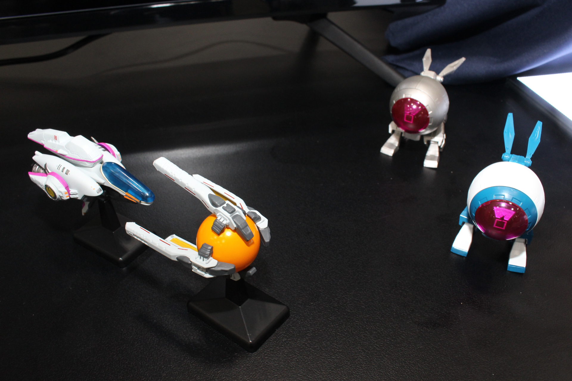 「R-TYPE 1/180次元戦闘機コレクション」。11月発売予定、価格は1回500円。全5種（1種はシークレット）で、販売はトイズキャビンのカプセル自販機となる