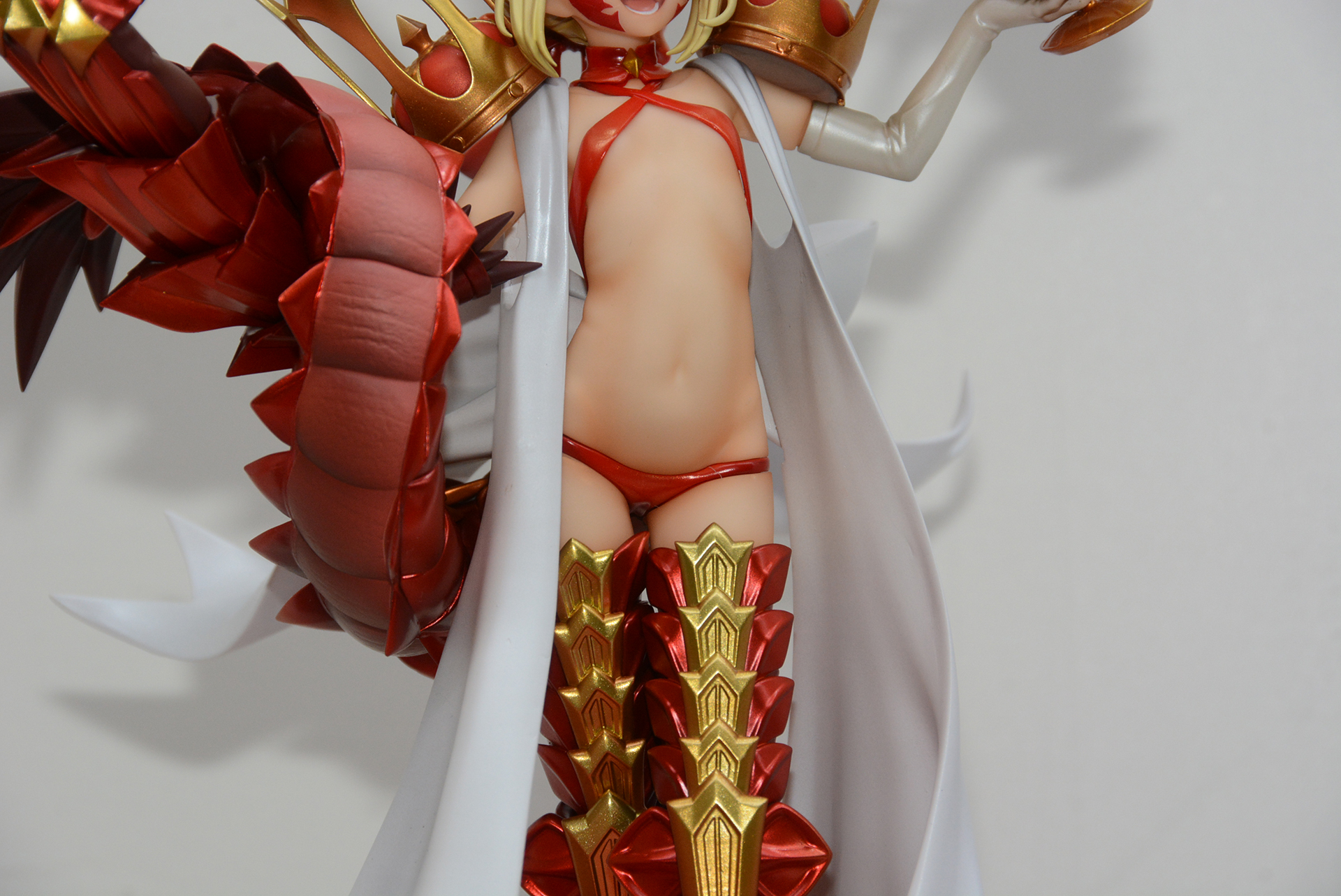 幼さを感じさせるボディ。肋骨や腰骨などもしっかり表現されている