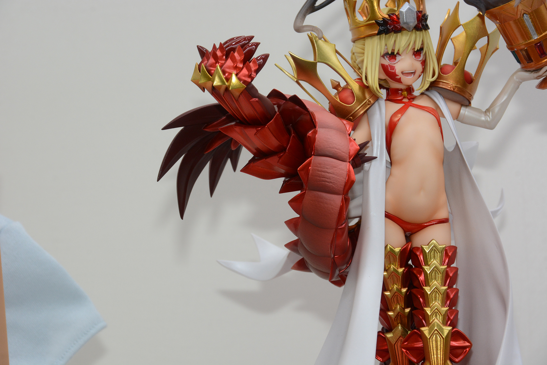 右手の大きな手甲、金属の造形と塗装での表現が美しい