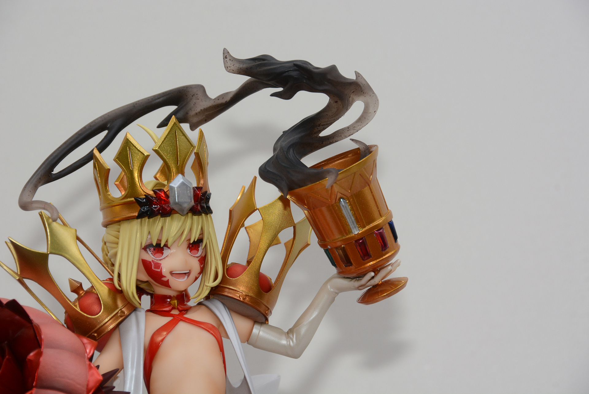 左手の華奢な腕を包む絹の長手袋と大きな聖杯、立ち上る煙といった素材の違いの表現に注目